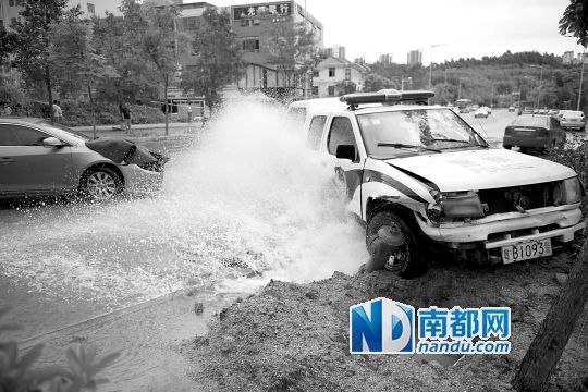 昨日，龍華金龍路，男子開走警車，后撞上消防栓停下，警車車頭受損。
