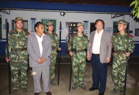 　5月17日，岳陽(yáng)監(jiān)獄，自稱是聯(lián)合國(guó)官員的男子被當(dāng)場(chǎng)抓獲。圖/通訊員續(xù)暖和