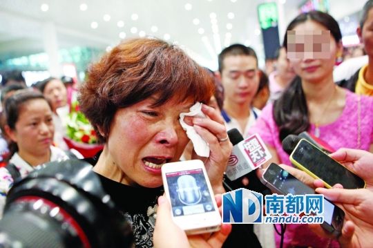 昨日，被拐25年的翁女士(粉紅色衣服者)與生母在深圳機(jī)場(chǎng)見(jiàn)面。
