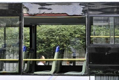 75路公交車車窗玻璃被砸碎。