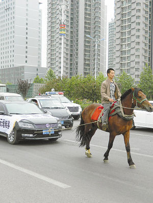 　馬拉汽車引人關(guān)注。