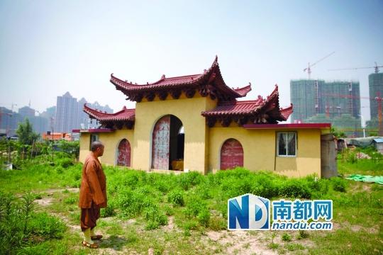 十里古寺2008年被拆,現(xiàn)在只剩下一個(gè)廟門(mén)。南都記者 陳志剛 攝