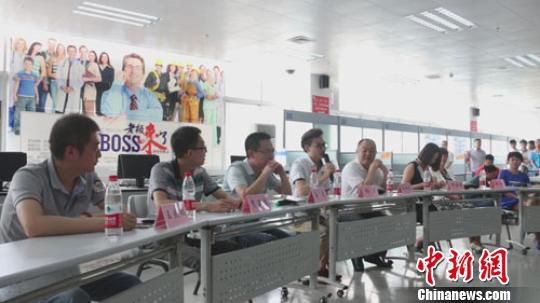 　招聘會現(xiàn)場，用人單位老板一字排開，與求職者面對面交流　李超慶　攝