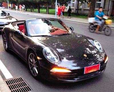 近日，一組“北體大畢業(yè)典禮豪車云集堪比車展”組圖在網(wǎng)絡(luò)爆紅。網(wǎng)絡(luò)截圖