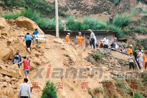 昨日，公安、消防人員在事故現(xiàn)場搜救