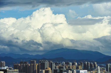 昨天，寧波出現(xiàn)了藍(lán)天白云的天氣，能見(jiàn)度非常好。記者徐佳偉攝