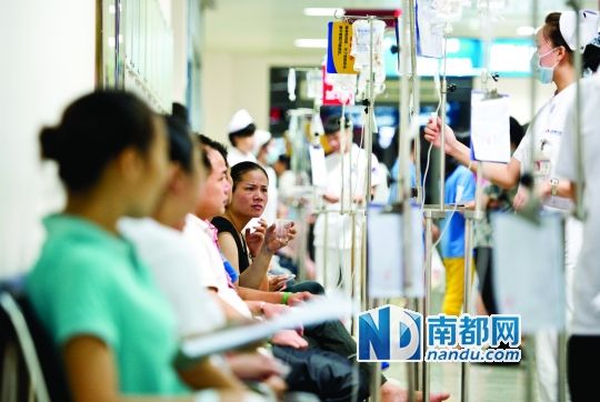 醫(yī)院走道坐滿了打吊針的員工。