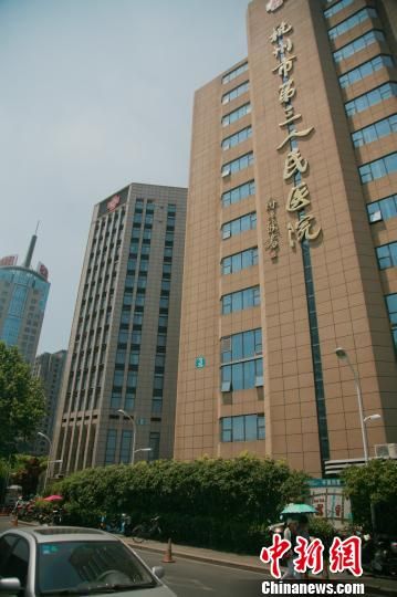 事發(fā)的醫(yī)院門口。 李晨韻 攝