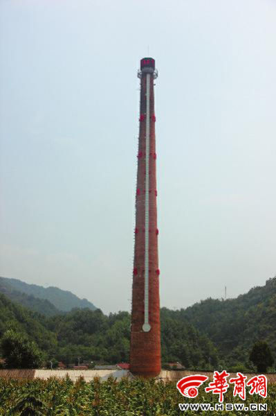 昨日中午，68米高的“溫度計”最上端，顯示著實時溫度