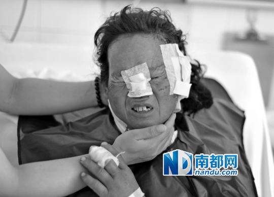 受狼群襲擊受傷較重的村民在接受救治。C FP圖片