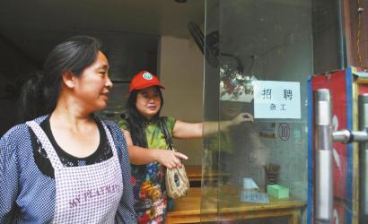 8月14日，市民志愿者體驗城管執(zhí)法招呼商家不要亂張貼。