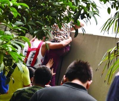 2小時(shí)后，該包工頭終于被抱下來了。