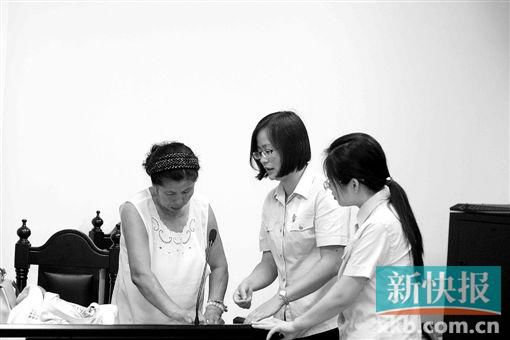 白春榮簽領國家賠償款。通訊員供圖
