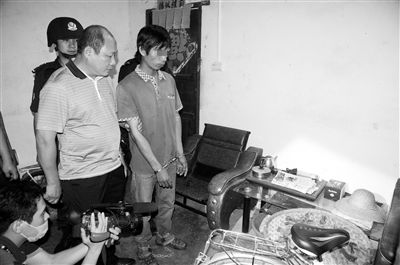 今年8月，我國內(nèi)地發(fā)生多起單身女性乘坐“黑車”后慘遭車主殺害的案件，被網(wǎng)友稱為“黑色8月”。