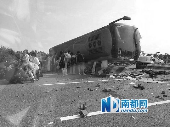 現(xiàn)場大客車側(cè)翻，玻璃碎落一地，車身卡在路邊水泥護(hù)欄上。 目擊者供圖