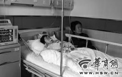 昨日下午，在延長縣醫(yī)院，外婆守在5歲的黑鈺雅病床前