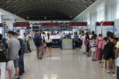 成都市民排隊準(zhǔn)備出境。