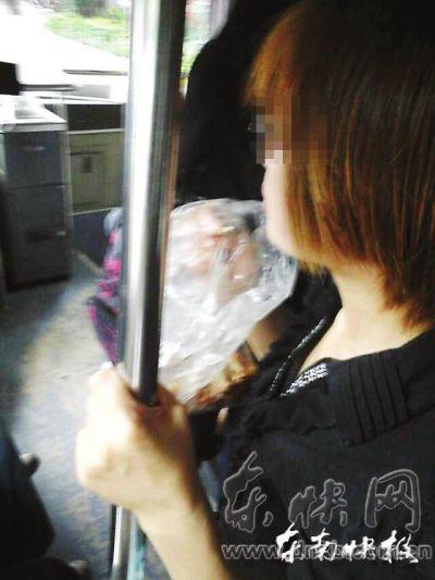 擁擠的公交車內(nèi)，這位姑娘正在嚼螃蟹網(wǎng)友供圖