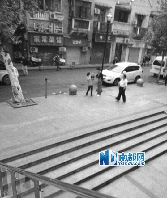 10月18日，武漢一男子抓住環(huán)衛(wèi)工打耳光。