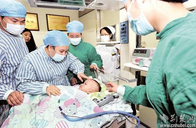 圖為：成功進行心臟移植手術后，小患者平安度過術后危險期，14日轉入普通隔離病房 （攝影 魏錸）