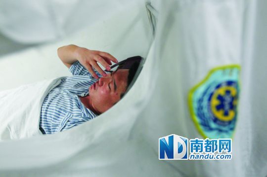 19日，北大深圳醫(yī)院，透過被撕破的工作服，急診科醫(yī)護(hù)人員申洪濤身體多處被醉酒男子抓傷。