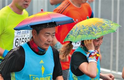兩名戴著傘帽的參賽者正在參加比賽。