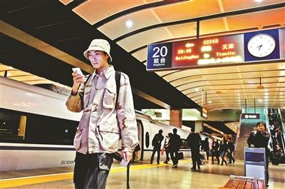 家住天津，在北京工作，呂先生每天乘坐京津城際列車(chē)上下班