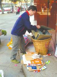 王光偉靠收廢品拾荒為生，每月僅有1000元的微薄收入。