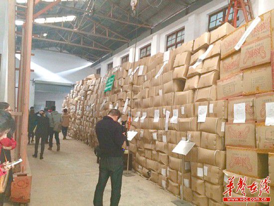 11月5日，執(zhí)法人員清理出來(lái)的假安全套把上千平方米的倉(cāng)庫(kù)堆得滿滿的。