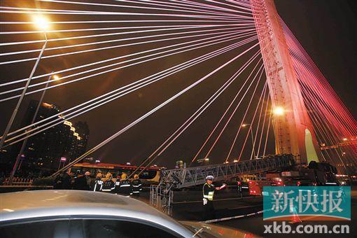 昨日深夜，橋上東側(cè)空出兩條車道用來救援。