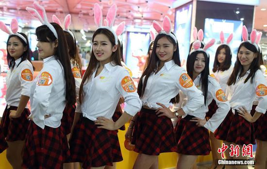 11月11日晚，一百位統(tǒng)一打扮的“兔女郎”現(xiàn)身南京新街口，逛街看電影玩快閃，走到哪里都被圍觀。