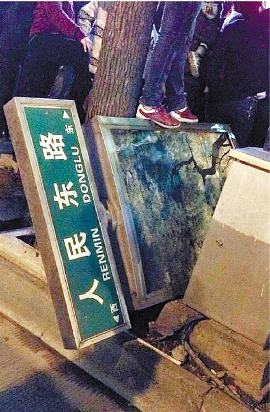 路牌都踩翻，還有人上了樹，城管不出手，也確實不大合適。