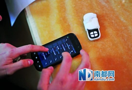 一個號碼為021-62588800的電話自稱上海靜安區(qū)公安分局，騙走了小程148萬。記者 梁煒培 攝