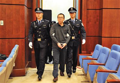 楊秀宇被帶入法庭。昨日，楊秀宇及女下屬盧梅因非法經(jīng)營罪獲刑4年、一年半并處罰金。