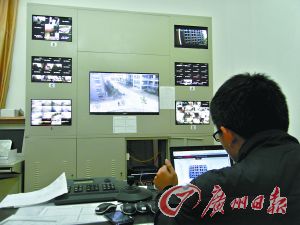 監(jiān)控室就可以看到男生宿舍樓的情況。