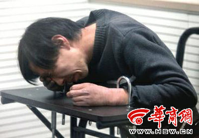 3月29日，多次騷擾孕婦的賈某在公安蓮湖分局接受訊問(wèn)