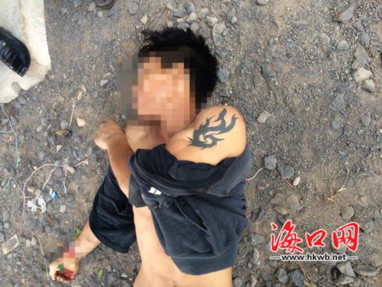 死亡的男子，左手手臂上有紋身