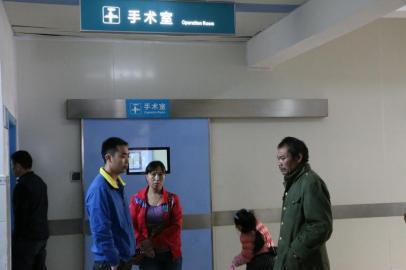 宇宇的父母和爺爺一直守候在手術室外。