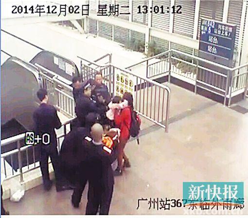 民警果斷將孩子救下,并控制跳樓男子。 通訊員圖(視頻截圖)