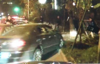 作案嫌疑車輛竄上綠化帶。（據(jù)警方視頻截圖）