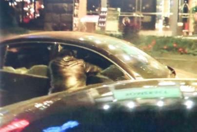一警察試圖讓汽車停下。