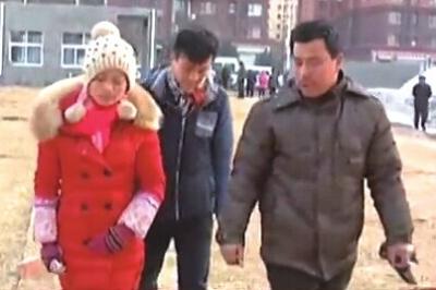 “失蹤”后又回家的越南新娘小吳(左)和家人到警方報案。視頻截圖
