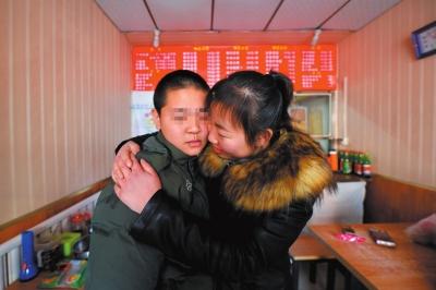 何女士找到了兒子小新后，把兒子緊緊抱在懷里。京華時(shí)報(bào)記者趙思衡攝