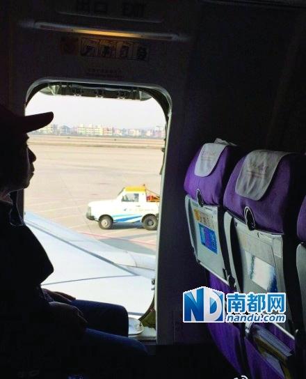 男子在飛機(jī)起飛前打開安全門 自稱在開窗透氣