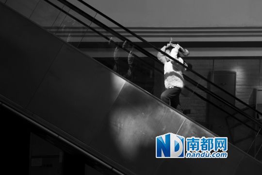 12月12日上午，正佳廣場(chǎng)內(nèi)，任淘淘在扶梯上奔跑玩耍。