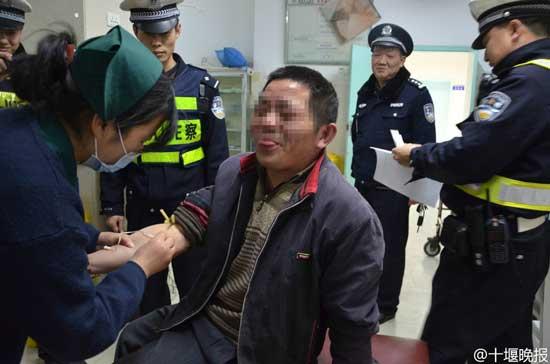 酒駕男被查爆雷人話語(yǔ):心中有佛不會(huì)出車禍(圖) 酒駕男被查爆雷人話語(yǔ):心中有佛不會(huì)出車禍(圖)