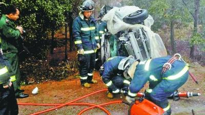 消防官兵正準(zhǔn)備拆車門救人。