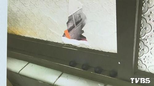 婦人家的窗戶被打出大洞。圖自TVBS網(wǎng)站