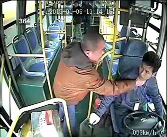 車載監(jiān)控視頻顯示，806路公交車司機(jī)袁宋林在車輛行駛中拒絕一乘車男子提出停車的要求后，遭到該男子的反復(fù)毆打。視頻截圖