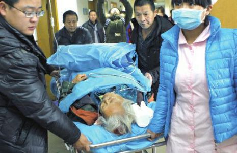 排隊(duì)領(lǐng)免費(fèi)白菜，86歲老太摔倒顱內(nèi)出血。
